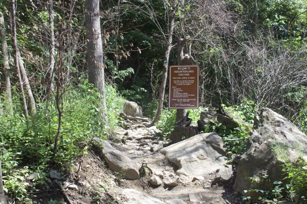 the trailhead for breakneck ridge